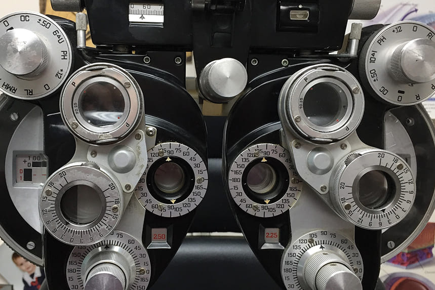 La différence entre un(e) optométriste et un(e) opticien(ne) - Optique Santé